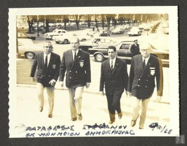 Κατάθεση Στεφάνου στο Μνημείο Δημοκρατίας. Διακρίνεται ο Επαμεινώνδας Πετραλιάς ως Αρχηγός Λαμπαδηδρομίας