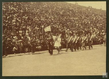 Ολυμπιακοί Αγώνες, Αθήνα 1896.
Παναθηναϊκό Στάδιο. Παρέλαση Ολυμπιονικών με επικεφαλής το Έλληνα Μαραθωνοδρόμο Σπύρο Λούη.
Εθνικό Ιστορικό Μουσείο