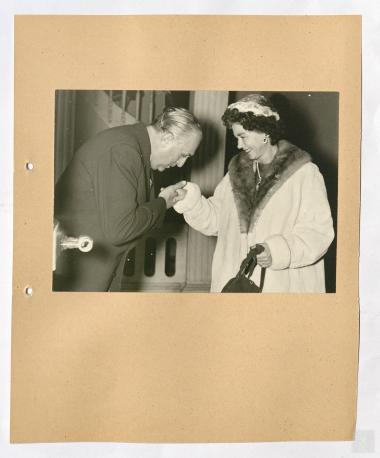 Επαμεινώνδας Πετραλιάς, υποδεχόμενος τη Βασίλισσα Φρειδερίκη