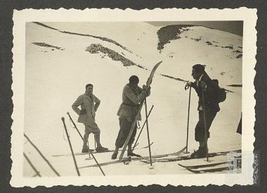 Χιονοδρομικοί αγώνες, διακρίνεται ο Επαμεινώνδας Πετραλιάς με συναθλητές του