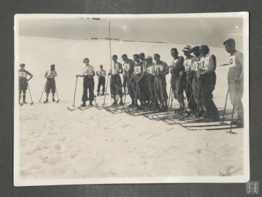 Χιονοδρομικοί αγώνες, διακρίνεται ο Επαμεινώνδας Πετραλιάς με συναθλητές του