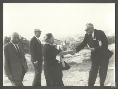 Επαμεινώνδας Πετραλιάς υποδεχόμενος την κ. Κετσέα (σύζυγος Ιωάννη Κετσέα, Προέδρου της Ελληνικής Ολυμπιακής Επιτροπής)