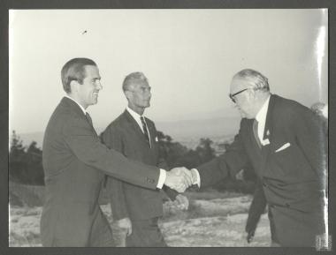 Βασιλεύς Κωνσταντίνος Β΄, Πρίγκιπας  Γεώργιος Γουλιέλμος του Αννόβερου και Επαμεινώνδας Πετραλιάς στην 7η Σύνοδο της Διεθνούς Ολυμπιακής Ακαδημίας