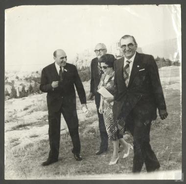 Σύνοδος Διεθνούς Ολυμπιακής Ακαδημίας στην Πνύκα.
Τζώρτζης Αθανασιάδης με την σύζυγό του και Επαμεινώνδας Πετραλιάς