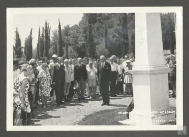 Επαμεινώνδας Πετραλιάς στη στήλη του Πιερ ντε Κουμπερτέν (Pierre de Coubertin) στη Σύνοδο της Διεθνούς Ολυμπιακής Ακαδημίας στην Αρχαία Ολυμπία