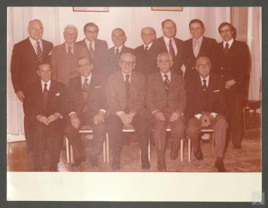 Ελληνική Ολυμπιακή Επιτροπή. Διακρίνονται οι: Τζ. Αθανασιάδης, Π. Λάππας, Δημ. Ξηρουχάκης, Ε. Πετραλιάς, Μ. Τζουμάρας, Α. Τζήκας, Ν. Φιλάρετος, Κ. Παλαιολόγος