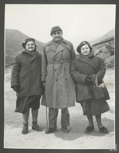 Επαμεινώνδας Πετραλιάς με εθελόντριες του φιλανθρωπικού ιδρύματος 