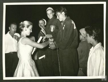 Η Σου Γεωργίου απονέμει έπαθλο σε αγώνες