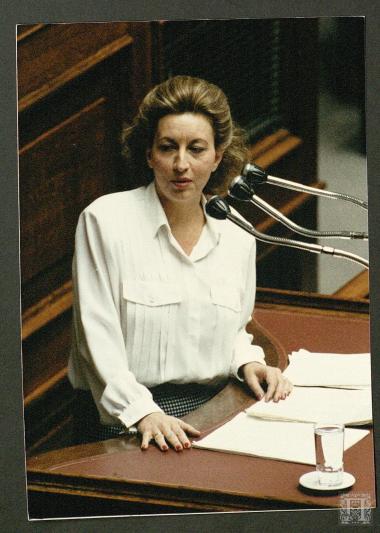 Φάνη Πάλλη-Πετραλιά ως Βουλευτής  στο βήμα του Ελληνικού Κοινοβουλίου