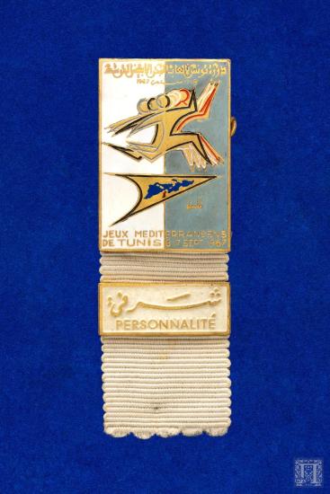 Μεσογειακοί Αγώνες 1967, καρφίτσα παραλληλόγραμμη με εκρού γκρο κορδέλα στο κάτω μέρος