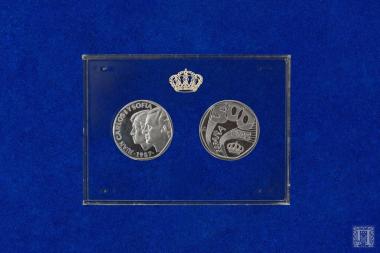 Συλλεκτικά επετειακά αργυρά αναμνηστικά νομίσματα σε πλαστική κασετίνα proof από χάρτινο κουτί συσκευασίας των 3. Αυτό που βρίσκεται στα αριστερά φέρει επιγραφές: στην εμπρόσθια όψη JUAN CARLOS Y SOFIA 1987 και στην οπίσθια M PRUEBA. Αυτό που βρίσκεται στα δεξιά φέρει επιγραφές: στην εμπρόσθια όψη 500 PTAS ESPANA και στην οπίσθια M PRUEBA.