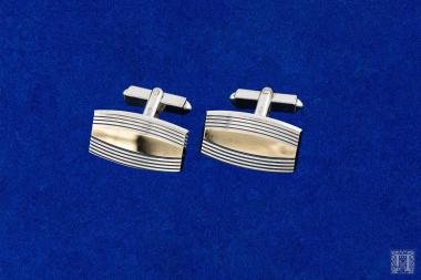 Δύο αργυρά μανικετόκουμπα (φέρουν στον άξονα χτύπημα 835) με επίχρυση διακόσμηση στο κέντρο