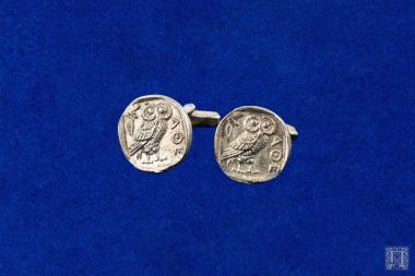 Δύο αργυρά μανικετόκουμπα (φέρουν χτύπημα τον αριθμό 800), με παράσταση γλαύκας από αρχαίο αργυρό αθηναϊκό νόμισμα
