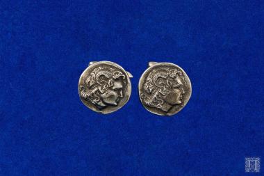 Δύο αργυρά μανικετόκουμπα (φέρουν χτύπημα 900), με παράσταση από αρχαίο αργυρό νόμισμα