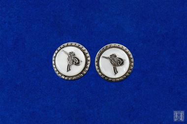 Δύο αργυρά μανικετόκουμπα (φέρουν χτύπημα 900), με αργυρή λεπτομέρεια οθωμανικής τουρά ( υπογραφή σουλτάνου) σε λευκό