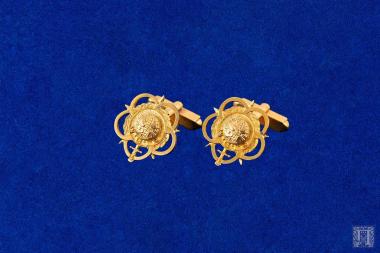 Δύο μανικετόκουμπα από κράμα χαλκού με παράσταση και επιγραφή C.I.S.M.  Στην πίσω όψη αναγράφεται: FISON