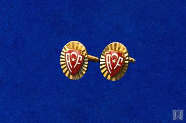 Δύο μανικετόκουμπα από κράμα χαλκού με διακόσμηση κόκκινου και λευκού σμάλτου. Φέρουν  επιγραφή A F, την τούρκικη σημαία ανάμεσά τους και κάτω και δεξιά του F αναγράφεται το έτος 1922