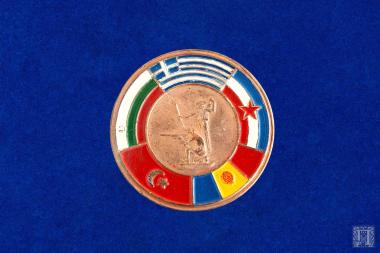 Αναμνηστικό press papier από φιμέ Plexiglas με στρογγυλό σύμβολο αθλημάτων και σημαιών 5 κρατών