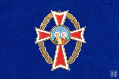 Ένθετο τον μεγαλόσταυρο από κράμα χαλκού με σμάλτο. Φέρει κρίκο ανάρτησης