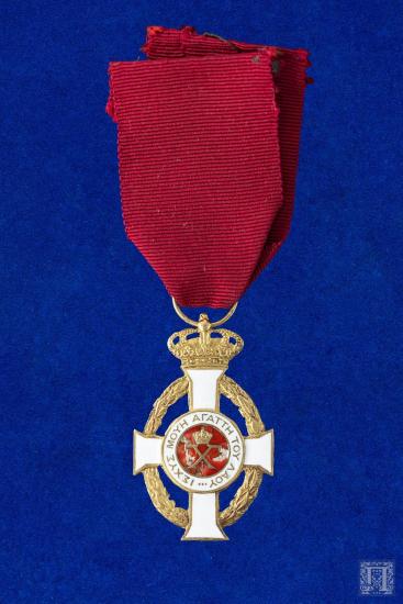 Μεγαλόσταυρος σε  κόκκινη γκρο κορδέλα. Σε άσπρο κόκκινο σμάλτο φέρει στην εμπρόσθια όψη την επιγραφή ΙΣΧΥΣ ΜΟΥ Η ΑΓΑΠΗ ΤΟΥ ΛΑΟΥ και στην οπίσθια, στο κέντρο μέσα σε κύκλο αναγράφεται το έτος 1915, αριστερά του 1863 και δεξιά του 1913