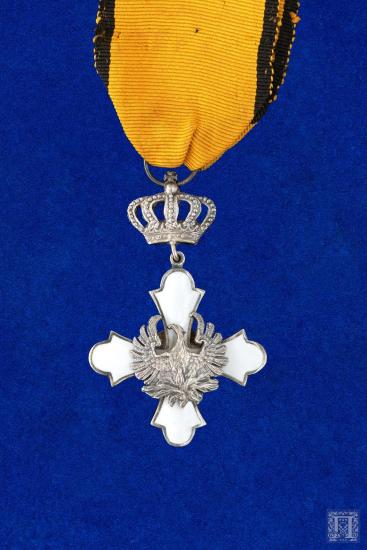 Μεγαλόσταυρος σε κίτρινη γκρο κορδέλα, με λευκό σμάλτο, κορώνα στον κρίκο ανάρτησης, τον Φοίνικα