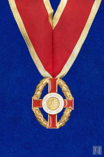 Τιμητικό μετάλλιο με κόκκινη κορδέλα και μεγαλόσταυρο σε κόκκινο και λευκό σμάλτο και χρυσόχρωμο μέταλλο. Φέρει επιγραφή «Oι Φίλοι του Ερυθρού Σταυρού» γύρω από την παράσταση της Παναγίας βρεφοκρατούσας  με το ΑΞΙΟΝ ΕΣΤΙ, στο κέντρο