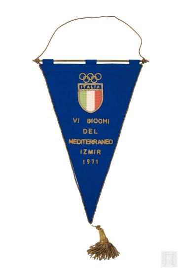 Τριγωνικό σημαιάκι, με τη σημαία της Ιταλίας και την επιγραφή VI GIOCHI DEL MEDITERRANEO IZMIR 1971