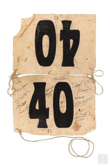 Διακριτικό συμμετοχής του Επαμεινώνδα Πετραλιά ως αγωνιζόμενου με υπογραφές των συναθλητών του