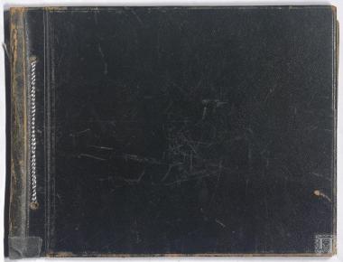 Λεύκωμα με φωτογραφίες του Βασιλέως Γεωργίου Β' από την παραμονή του στην Αγγλία και την επιστροφή του στην Ελλάδα το 1935 μετά τα αποτελέσματα του Δημοψηφίσματος (Νοέμβριος 1935)