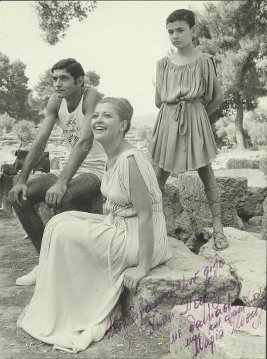 Φωτογραφία με ιδιόχειρο σημείωμα από την Πρωθιέρεια Μαρία Μοσχολιού στον Επαμεινώνδα Πετραλιά για τους Ολυμπιακούς Αγώνες Μόναχο 1972