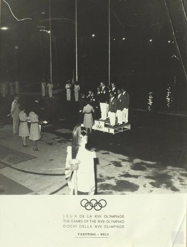 Τελετή απονομής μεταλλίου στην ιστιοπλοΐα, κατηγορίας Dragon, στους: Διάδοχο Κωνσταντίνο, Γιώργο Ζαΐμη και Οδυσσέα Εσκιτζόγλου