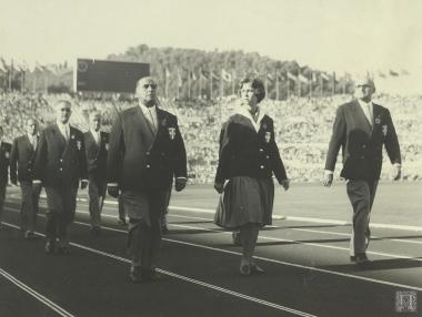 Παρέλαση Ελληνικής ομάδας, τελετή έναρξης Ολυμπιακών Αγώνων, Ρώμη 1960.
Διακρίνονται η  Πριγκίπισσα Σοφία και ο Επαμεινώνδας Πετραλιάς