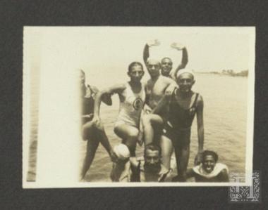 Αθλητικοί αγώνες Ναυτικού Ομίλου Πατρών. Διακρίνεται ο Επαμεινώνδας Πετραλιάς με συναθλητές του