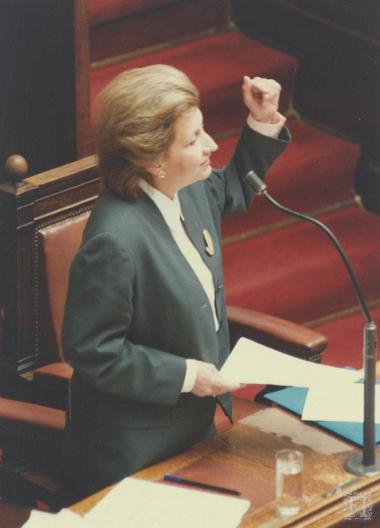 Η Φάνη Πάλλη-Πετραλιά στο βήμα ως Υπουργός