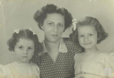 Νίνα Πετραλιά με τις κόρες της Φάνη και Τίτη Πετραλιά