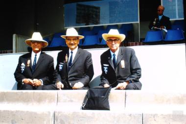 Επαμεινώνδας Πετραλιάς με αθλητικούς παράγοντες στους Ολυμπιακούς Αγώνες του Μεξικό