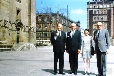 Επαμεινώνδας Πετραλιάς με αθλητικούς παράγοντες στους Ολυμπιακούς Αγώνες του Μεξικό