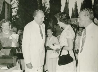 Η Βασίλισσα Φρειδερίκη συνομιλώντας με τον Επαμεινώνδα Πετραλιά