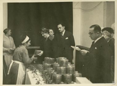 Η Βασίλισσα Φρειδερίκη και ο Επαμεινώνδας Πετραλιάς σε εκδήλωση της Φανέλλας του Στρατιώτου