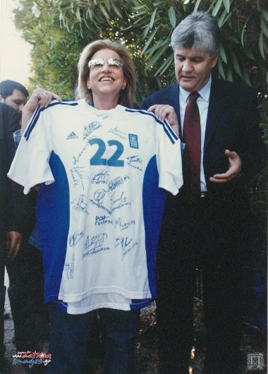 Η Φάνη Πάλλη-Πετραλιά κρατώντας τη φανέλα της Εθνικής ομάδας ποδοσφαίρου υπογεγραμμένη απο τους παίκτες της