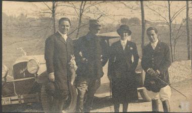 Ο Έλληνας Πρόξενος στο Λουγκάνο Ελβετίας Ιάκωβος Λαουρέντι με την Πριγκίπισσα Γιολάντα της Ιταλίας συζύγου του Κόμη του Μπέργκολο Τζιότζιο Κάρλο Καλβίνι, ενός Ιταλού στρατηγού και άλλων