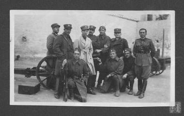 Θάνος Πετραλιάς μαζί με τον Στρατηγό Γεώργιο Κουρούκλη και άλλους συναγωνιστές