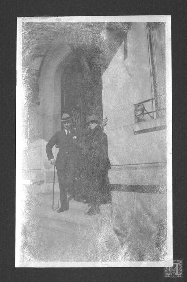 Ο  Πρίγκιπας Νικόλαος της Ελλάδας και της Δανίας με τη σύζυγό του,  Μεγάλη Δούκισσα της Ρωσίας και Πριγκίπισσα Νικολάου της Ελλάδας και της Δανίας, Ελένη Βλαδιμήροβνα