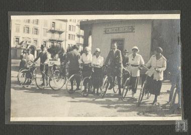 Ο Θάνος Πετραλιάς στην εξορία με μέλη της ελληνικής βασιλικής οικογένειας