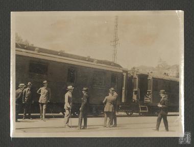 Ο Βασιλεύς Κωνσταντίνος Α΄ λαμβάνει αναφορά από τον Θάνο Πετραλιά 