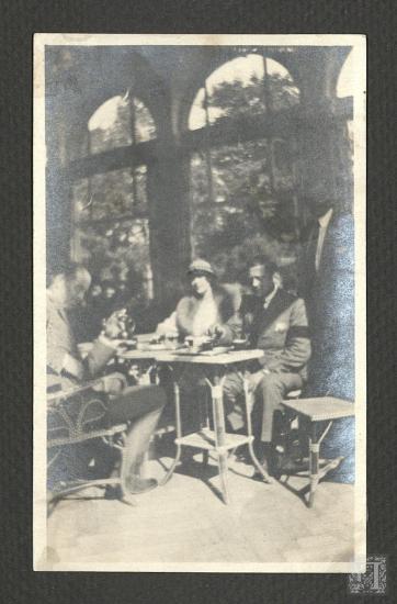 Πρίγκιπας Ανδρέας της Ελλάδας και της Δανίας,
Πριγκίπισσα Αλίκη της Ελλάδας,
Θάνος Πετραλιάς