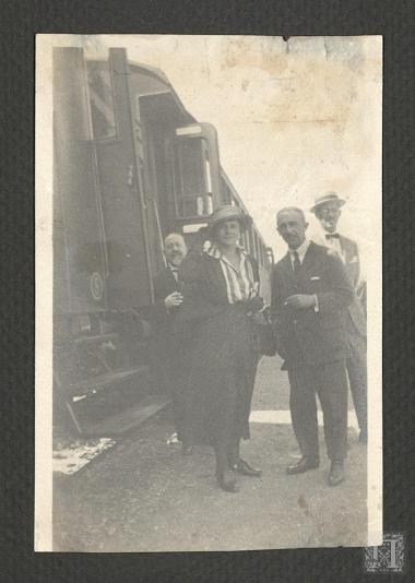 Πρίγκιπας Ανδρέας (πίσω δεξιά)
Πριγκίπισσα Αλίκη