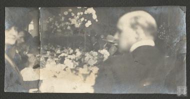 Γεύμα μελών της ελληνικής βασιλικής οικογένειας και συνεργατών τους. Στο βάθος (δεξιά) διακρίνεται ο Βασιλεύς Γεώργιος Β΄