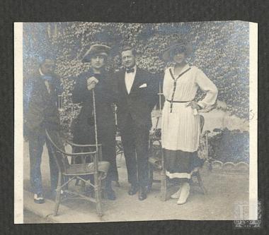 Θάνος Πετραλιάς με μέλη της βασιλικής οικογένειας στην εξορία