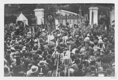 Περιφορά εικόνας μπροστά από τα Ανάκτορα, στο βάθος, στα κάγκελα, διακρίνεται ο Βασιλεύς Γεώργιος Β΄